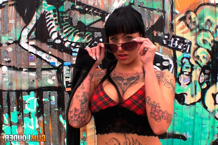 12P Jenny Hard seduces him with her tattooed and curvy body