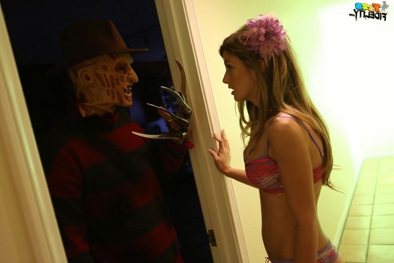 16P 18-jähriges Babe wird an Halloween geleckt und gefickt