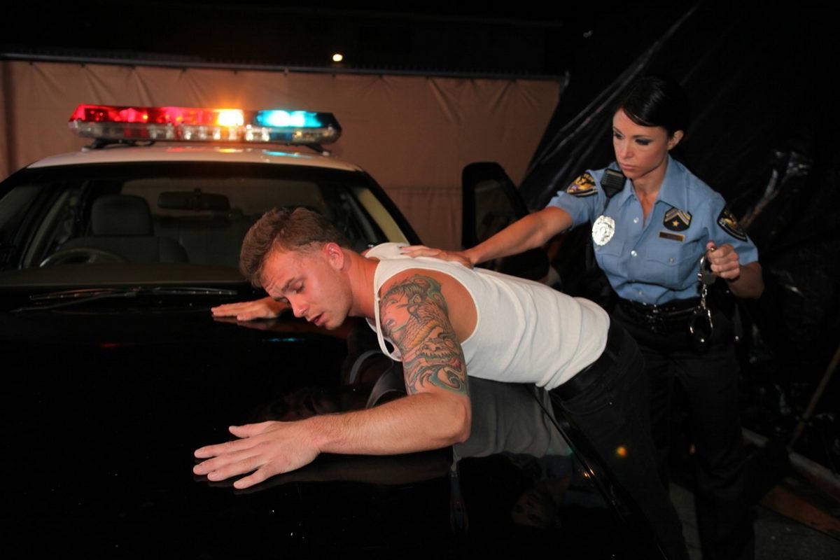 16P Horny cop screwing in the back seat of the squad