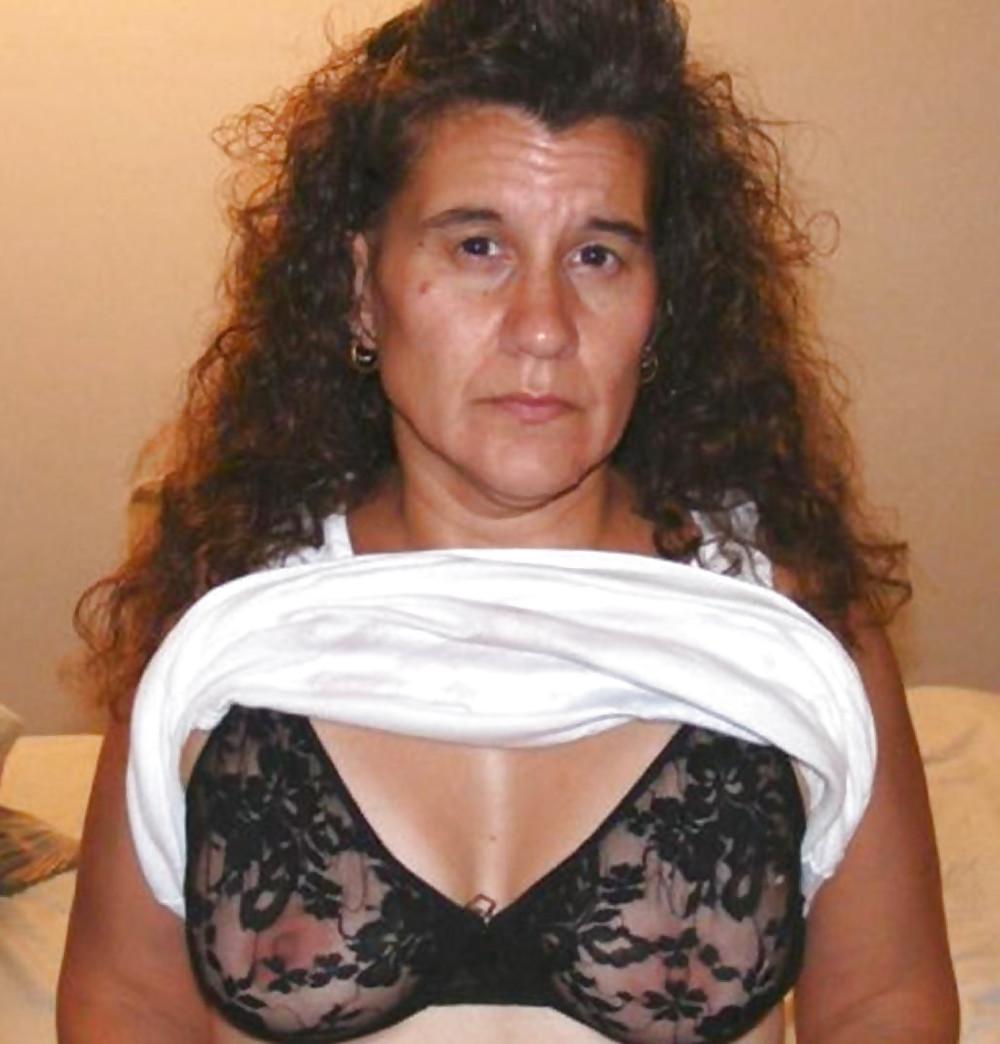 20P Mature horny beauty to jerk on