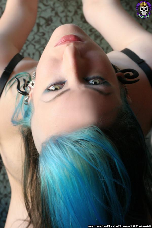 15P Flexible Gothic Beauty Naked Yoga