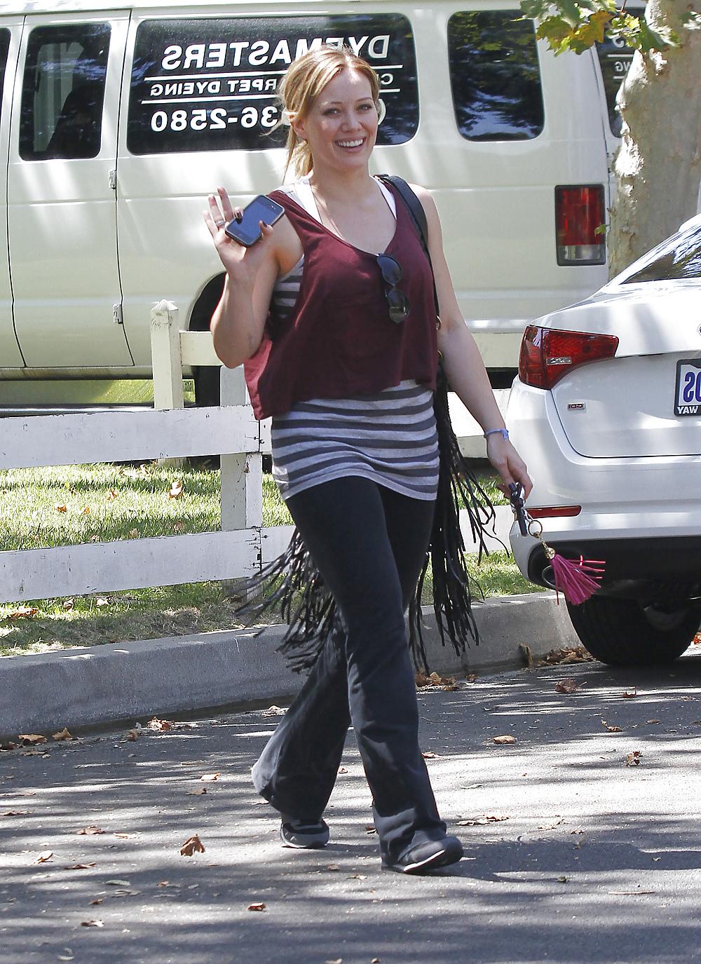 10P Hilary Duff Goes To Yoga Class Looking Happy Hollywood