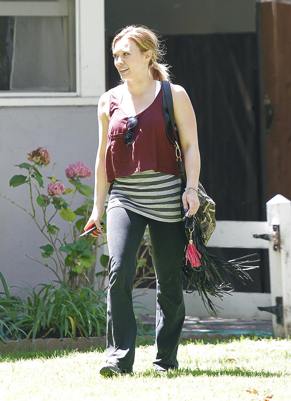 10P Hilary Duff Goes To Yoga Class Looking Happy Hollywood