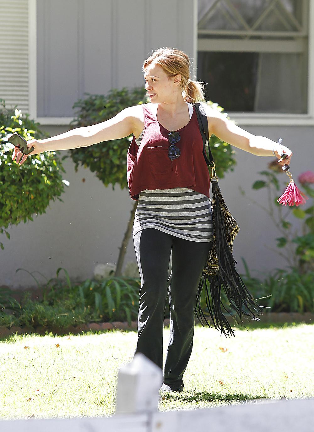 10P Hilary Duff Goes To Yoga Class Looking Happy Hollywood