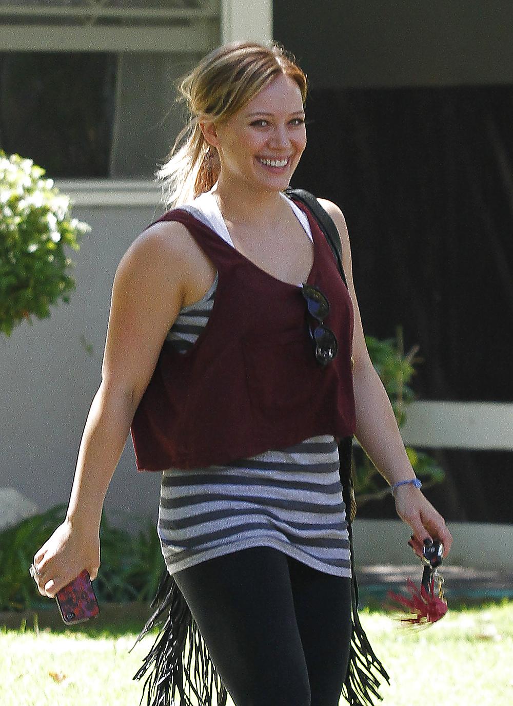 10P Hilary Duff Goes To Yoga Class Looking Happy Hollywood