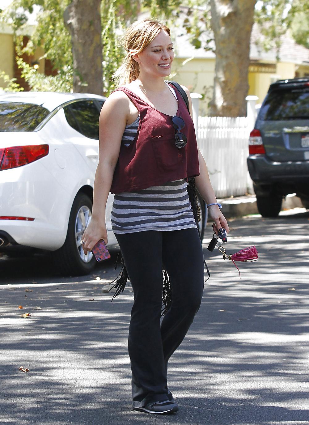 10P Hilary Duff Goes To Yoga Class Looking Happy Hollywood