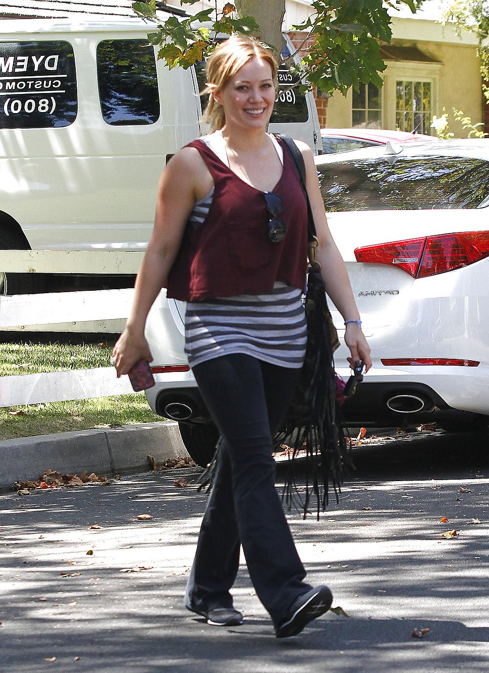 10P Hilary Duff Goes To Yoga Class Looking Happy Hollywood