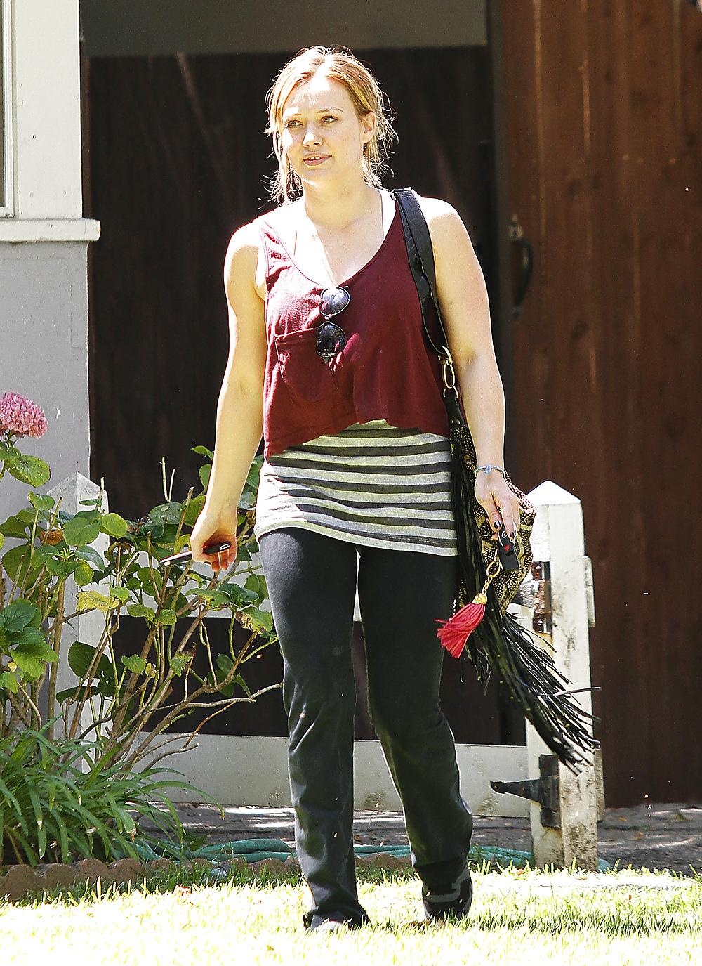 10P Hilary Duff Goes To Yoga Class Looking Happy Hollywood