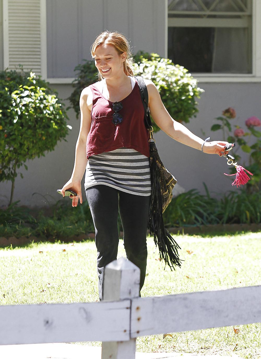 10P Hilary Duff Goes To Yoga Class Looking Happy Hollywood