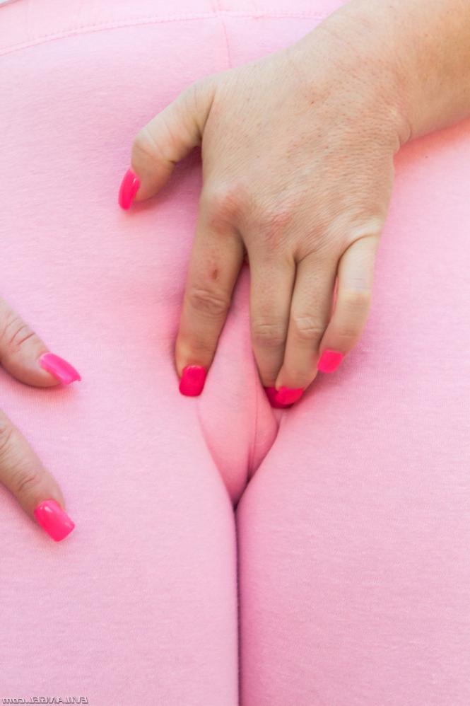 15P Hot PAWG Virgo Peridot showing off her big fat Ass