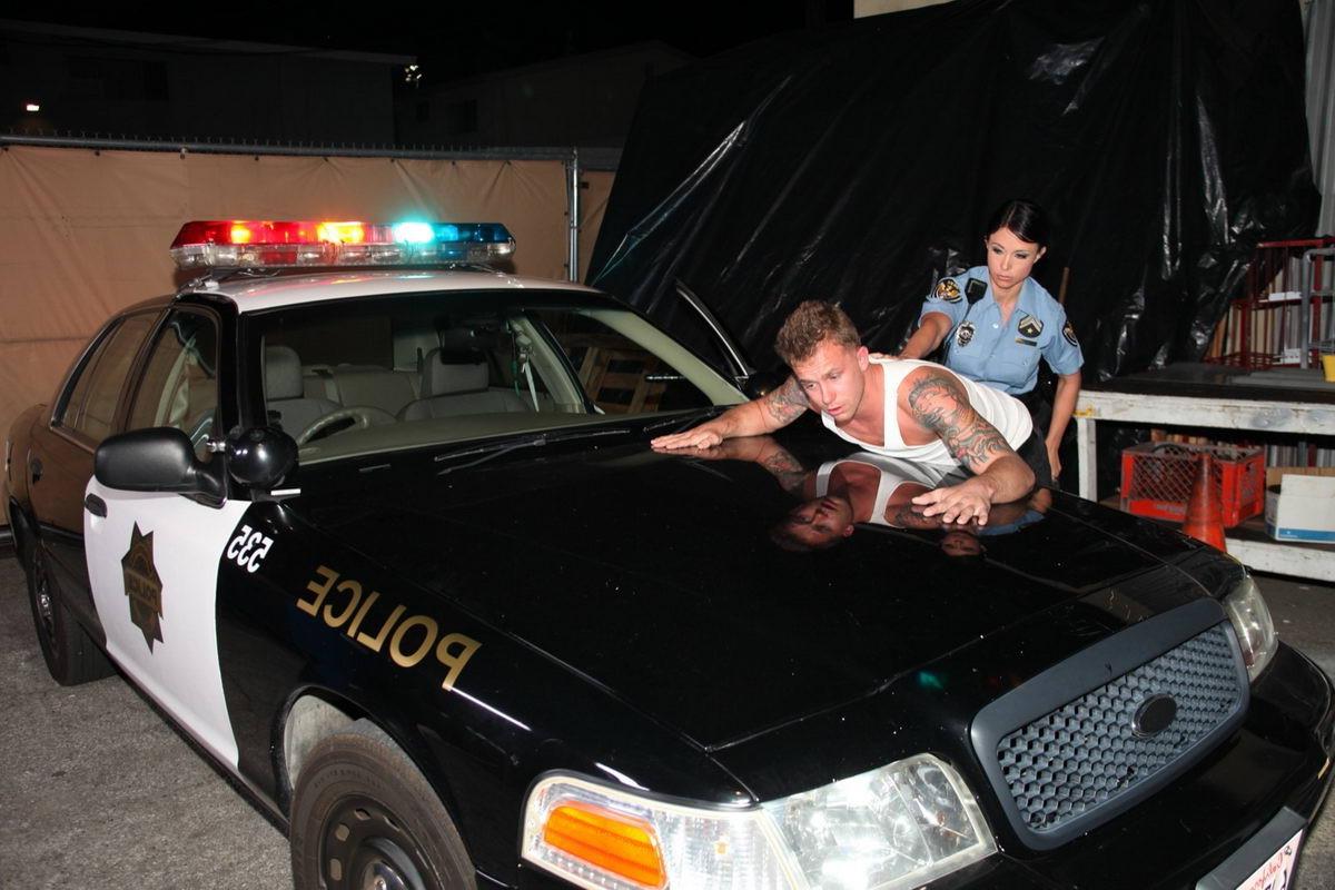 18P Horny female cop has her way with a dude she collared