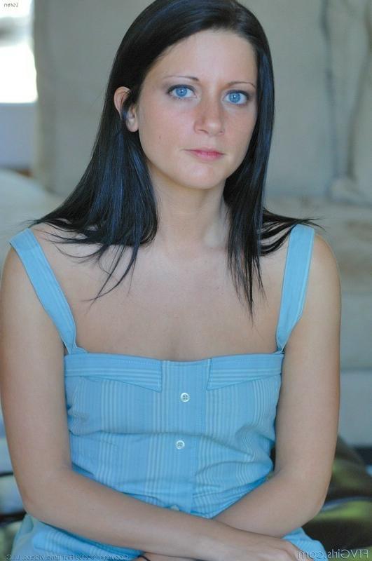 16P Icy Blue Eyed Babe Using A Dildo