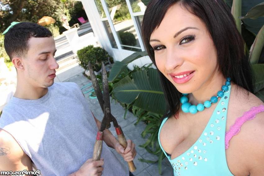 16P Gallery of  DeepThroat Love Featuring Kitty Bella
