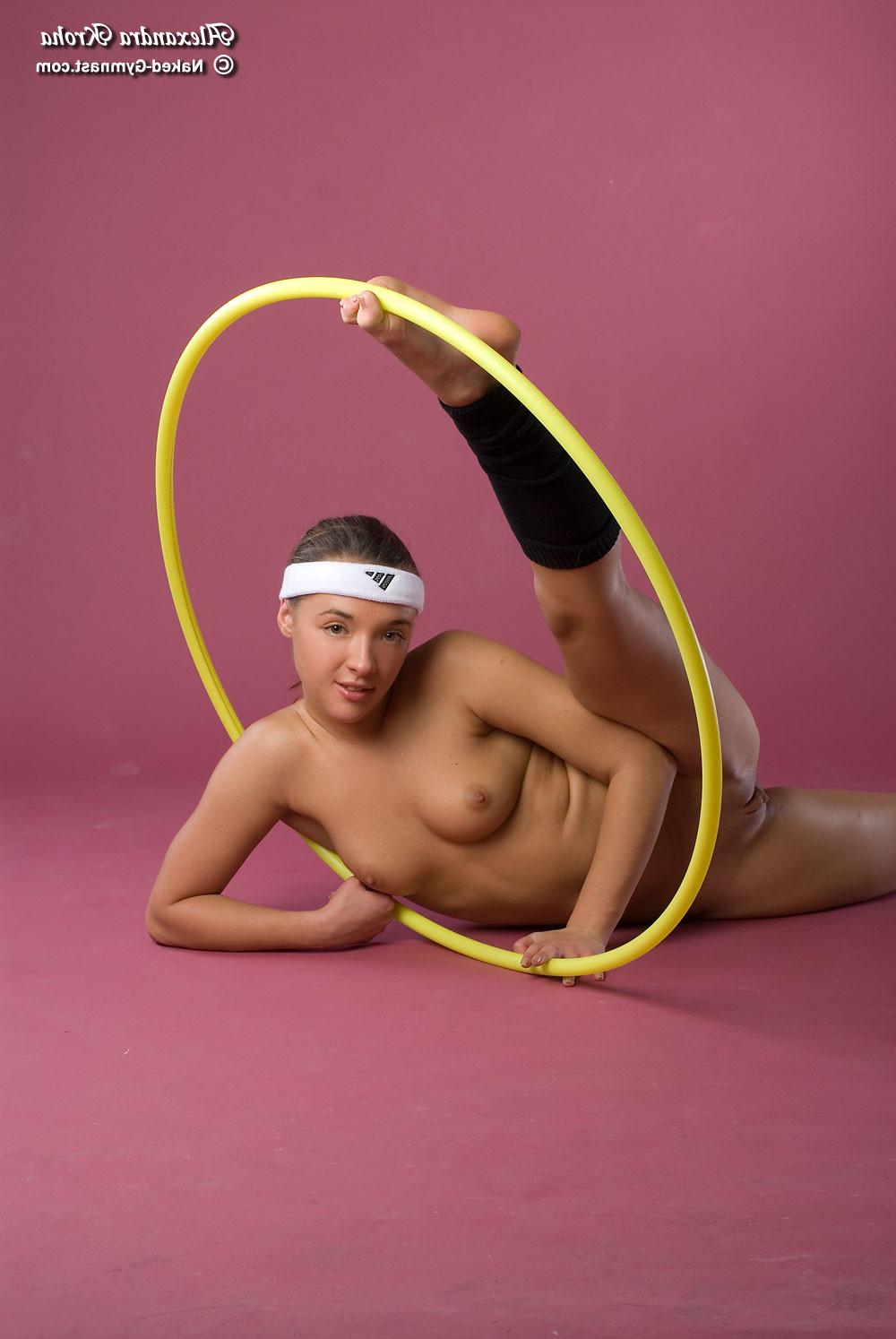 20P Flexible brunette teen showing off perfect nude body