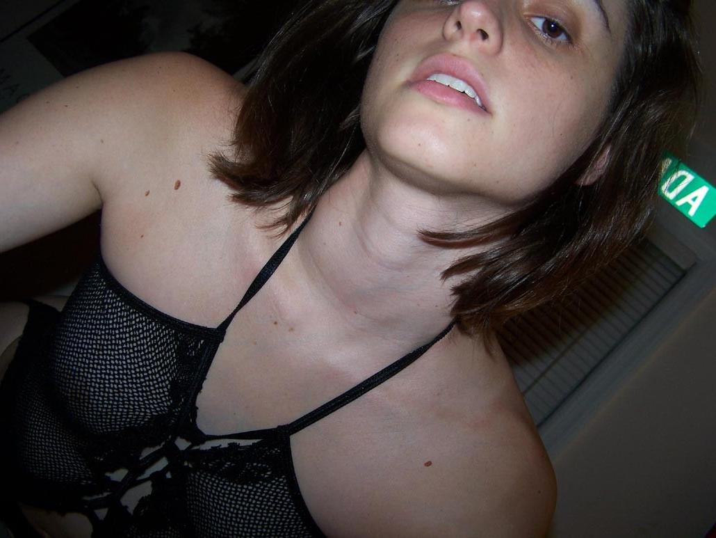 20P Amateur girlfriend posing naked on her bed