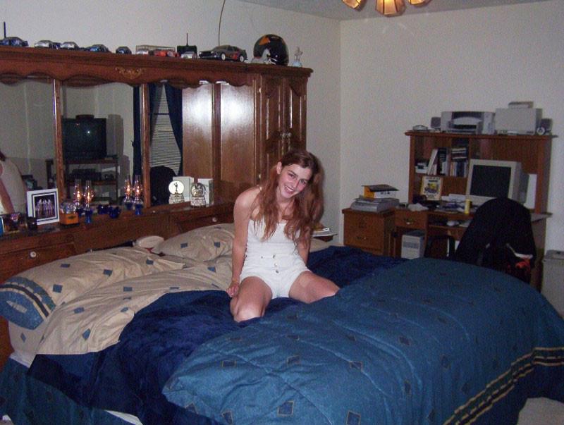 20P Flexible amateur girlfriend posing naked at home