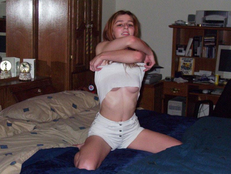 20P Flexible amateur girlfriend posing naked at home