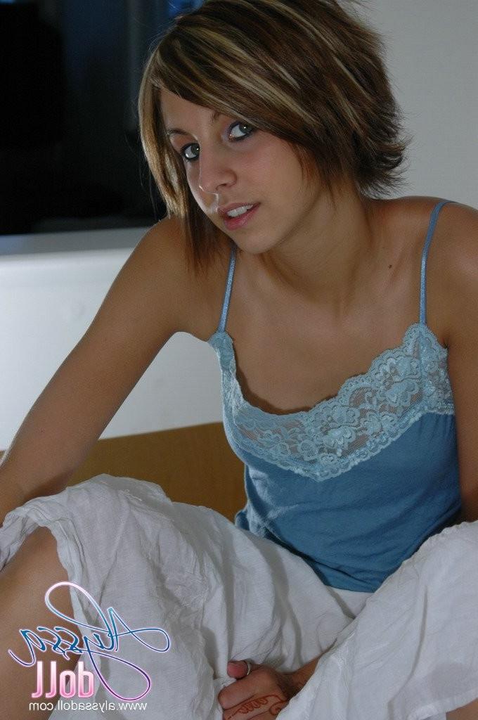 15P hot girl poses in blue top and skirt with no panties on
