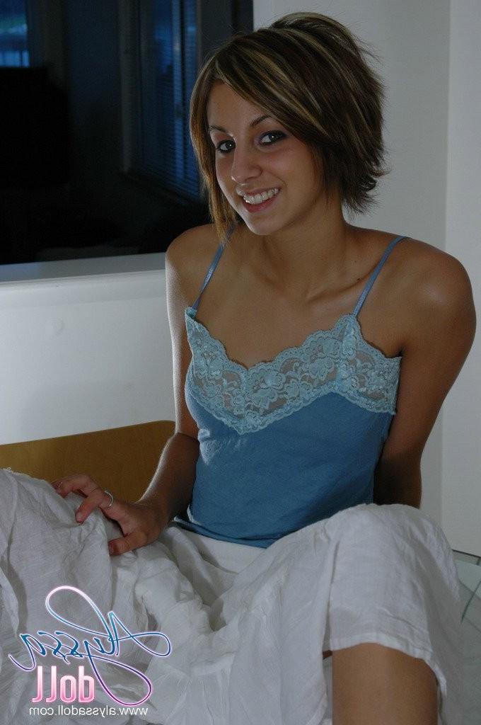 15P hot girl poses in blue top and skirt with no panties on