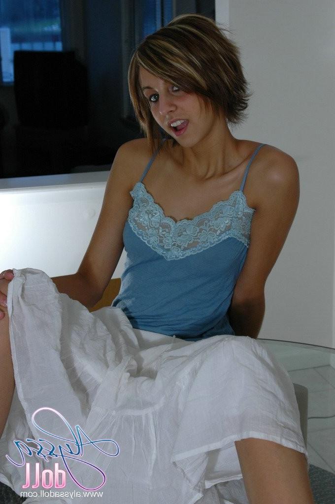 15P hot girl poses in blue top and skirt with no panties on