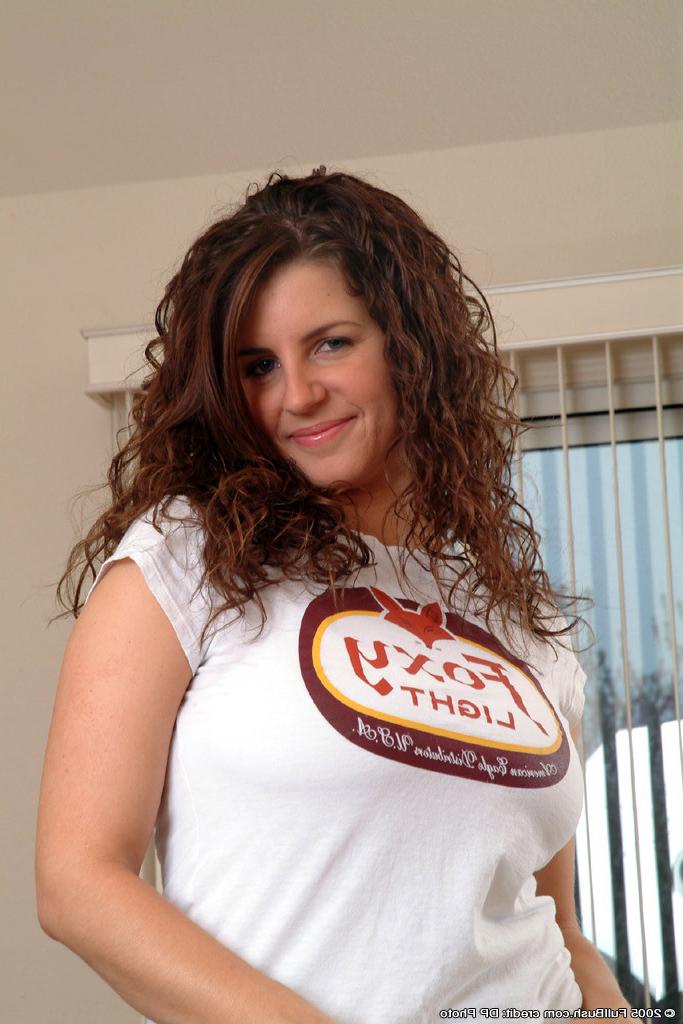 20P Busty amateur brunettes hairy muff