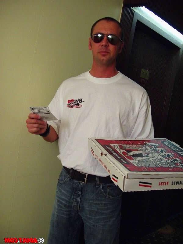 16P Brunette fucks the pizza delivery guy