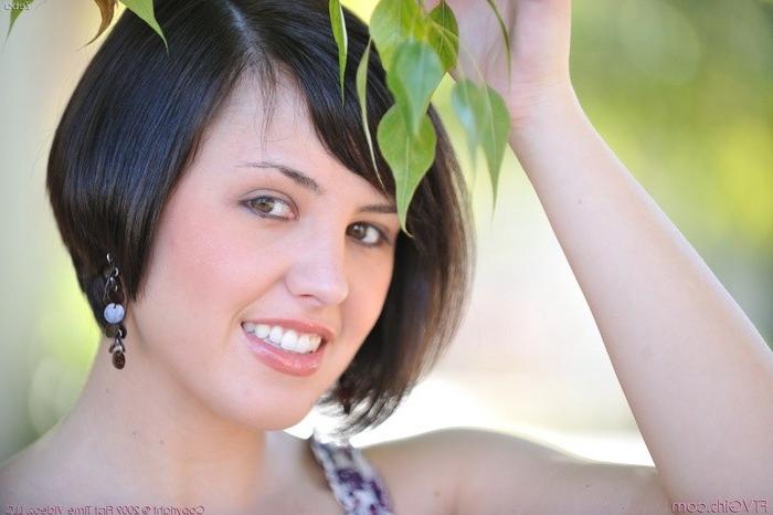 15P Busty babe using a dildo in public