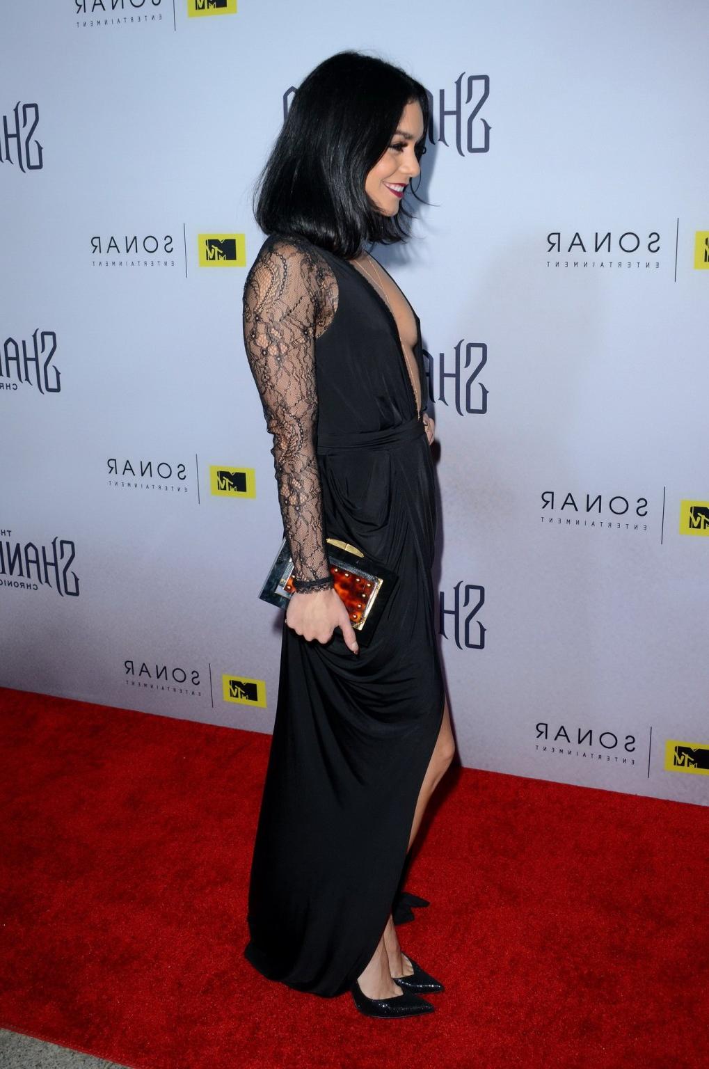 16P Vanessa Hudgens ohne BH zeigt tiefen Ausschnitt und Beine
