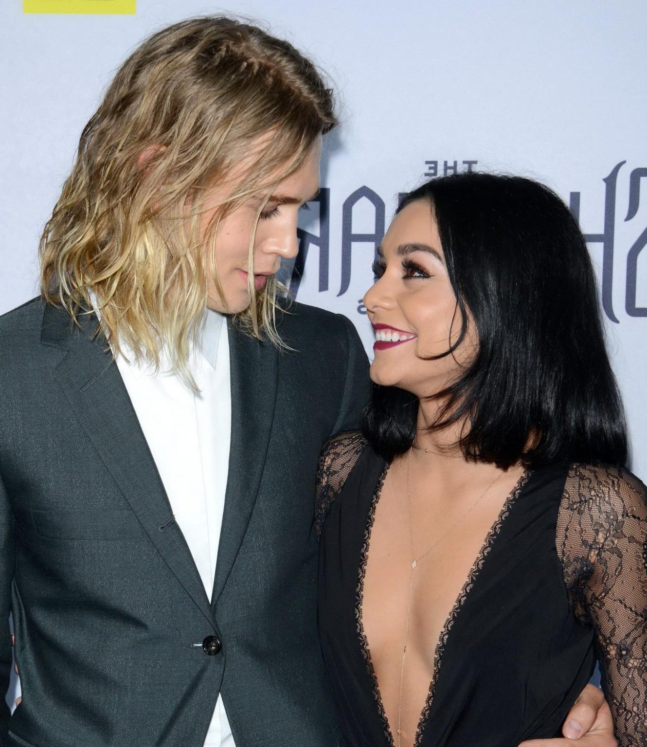 16P Vanessa Hudgens ohne BH zeigt tiefen Ausschnitt und Beine
