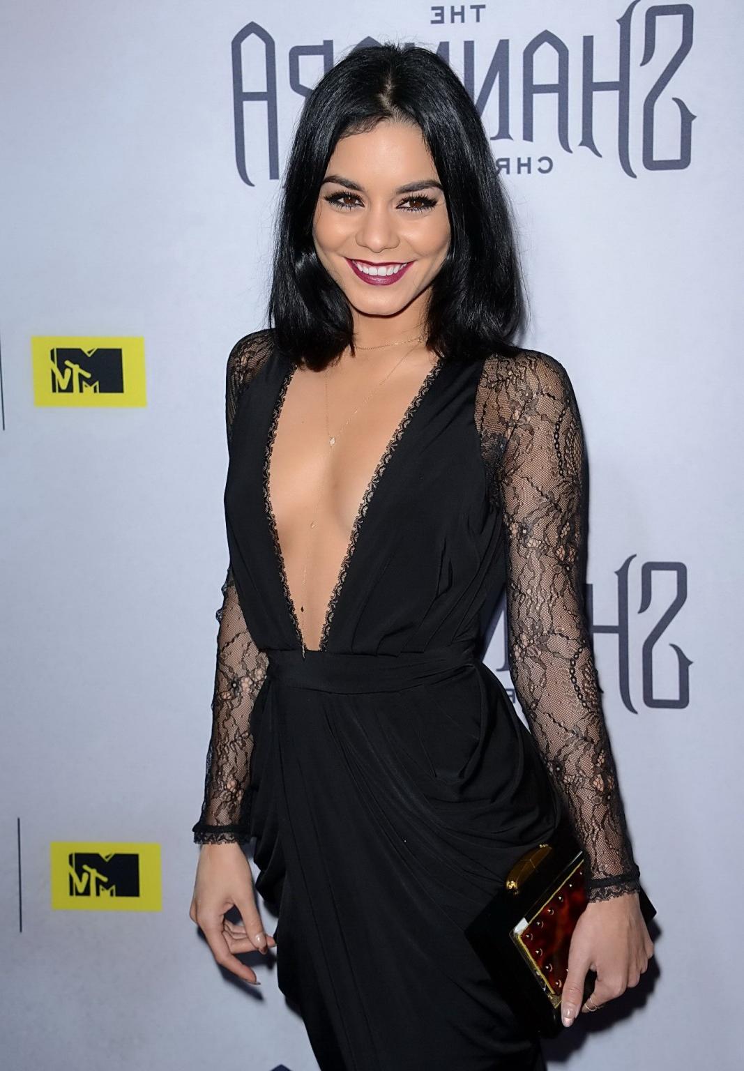 16P Vanessa Hudgens ohne BH zeigt tiefen Ausschnitt und Beine
