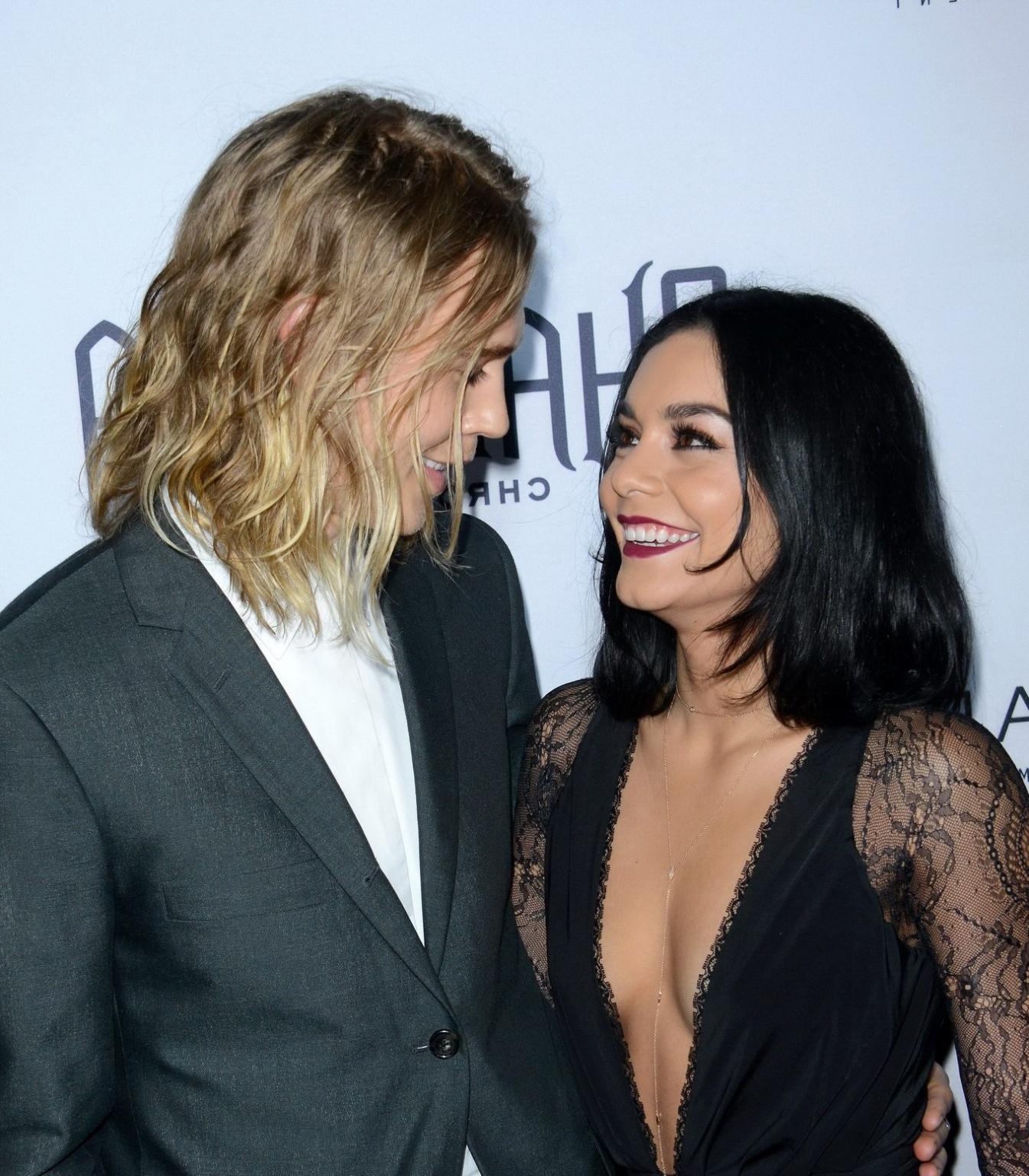 16P Vanessa Hudgens ohne BH zeigt tiefen Ausschnitt und Beine