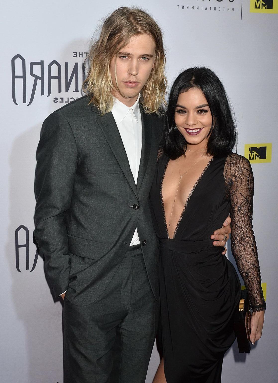 16P Vanessa Hudgens ohne BH zeigt tiefen Ausschnitt und Beine