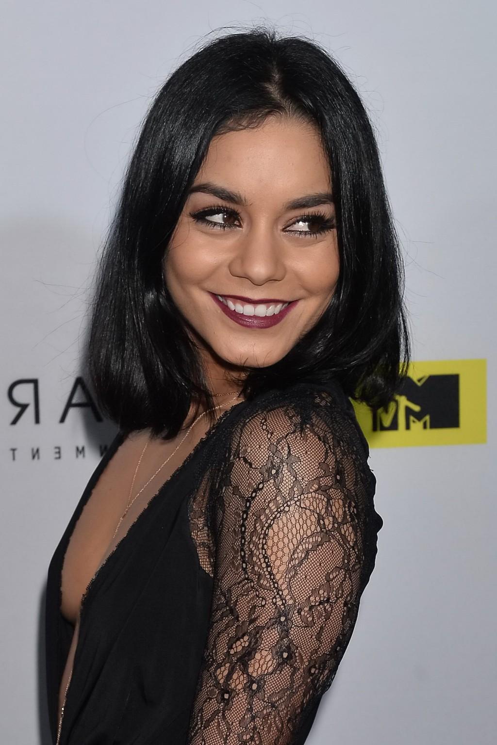 16P Vanessa Hudgens ohne BH zeigt tiefen Ausschnitt und Beine