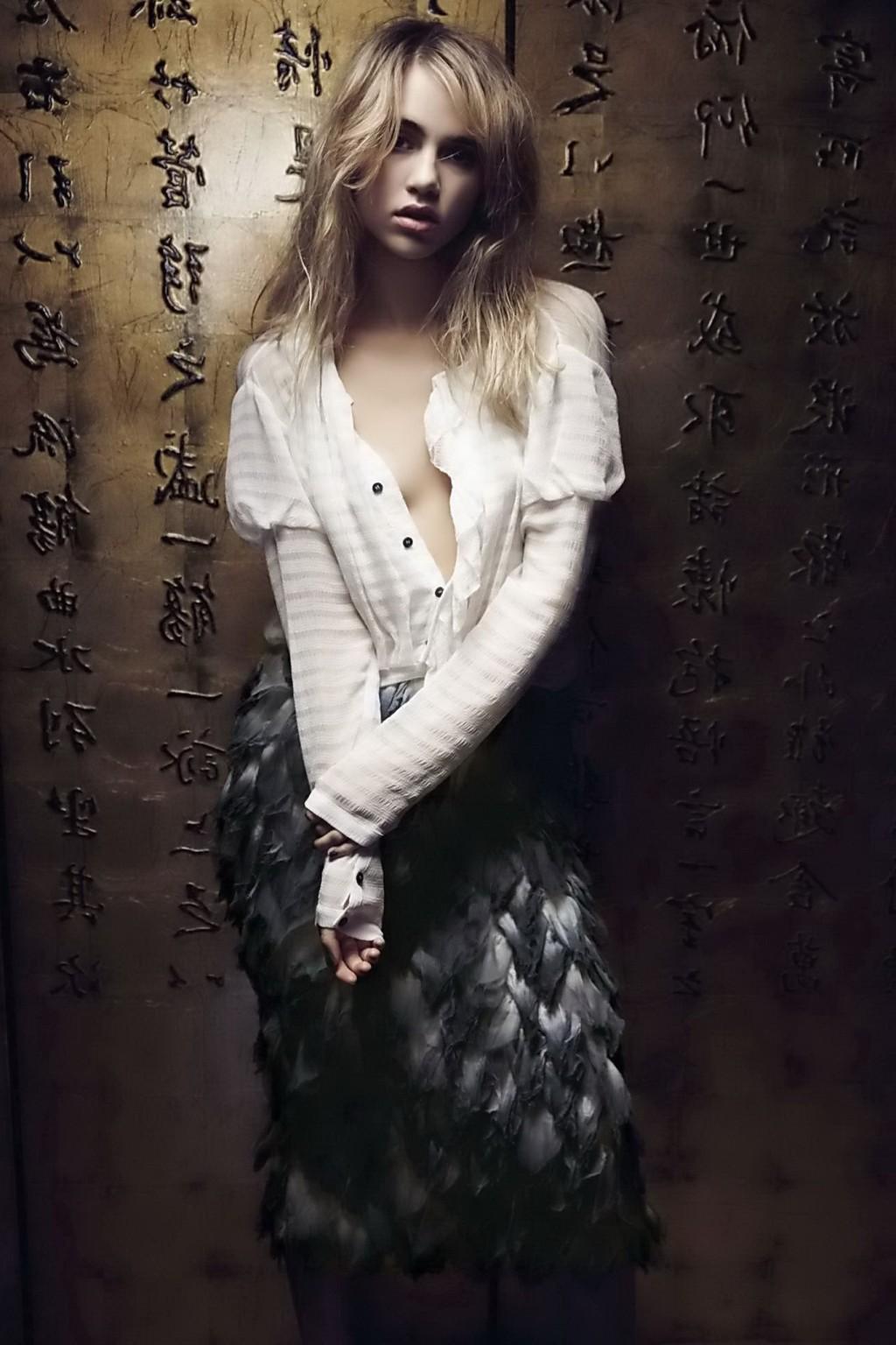 16P Suki Waterhouse see through to boobs and nipples PS