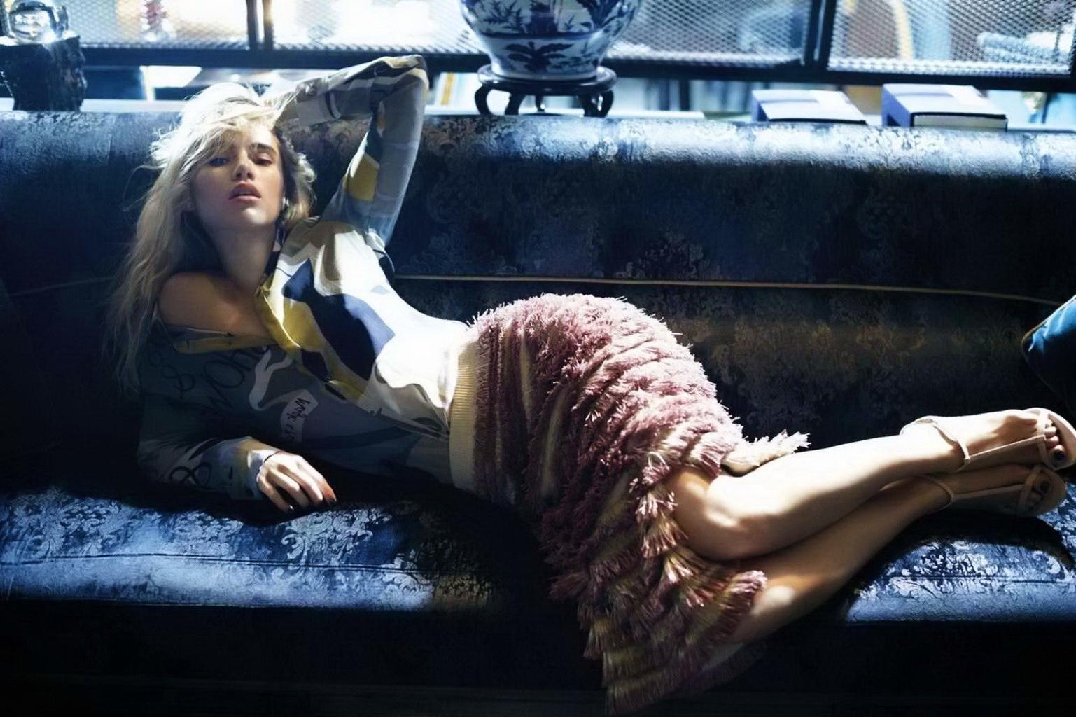 16P Suki Waterhouse see through to boobs and nipples PS