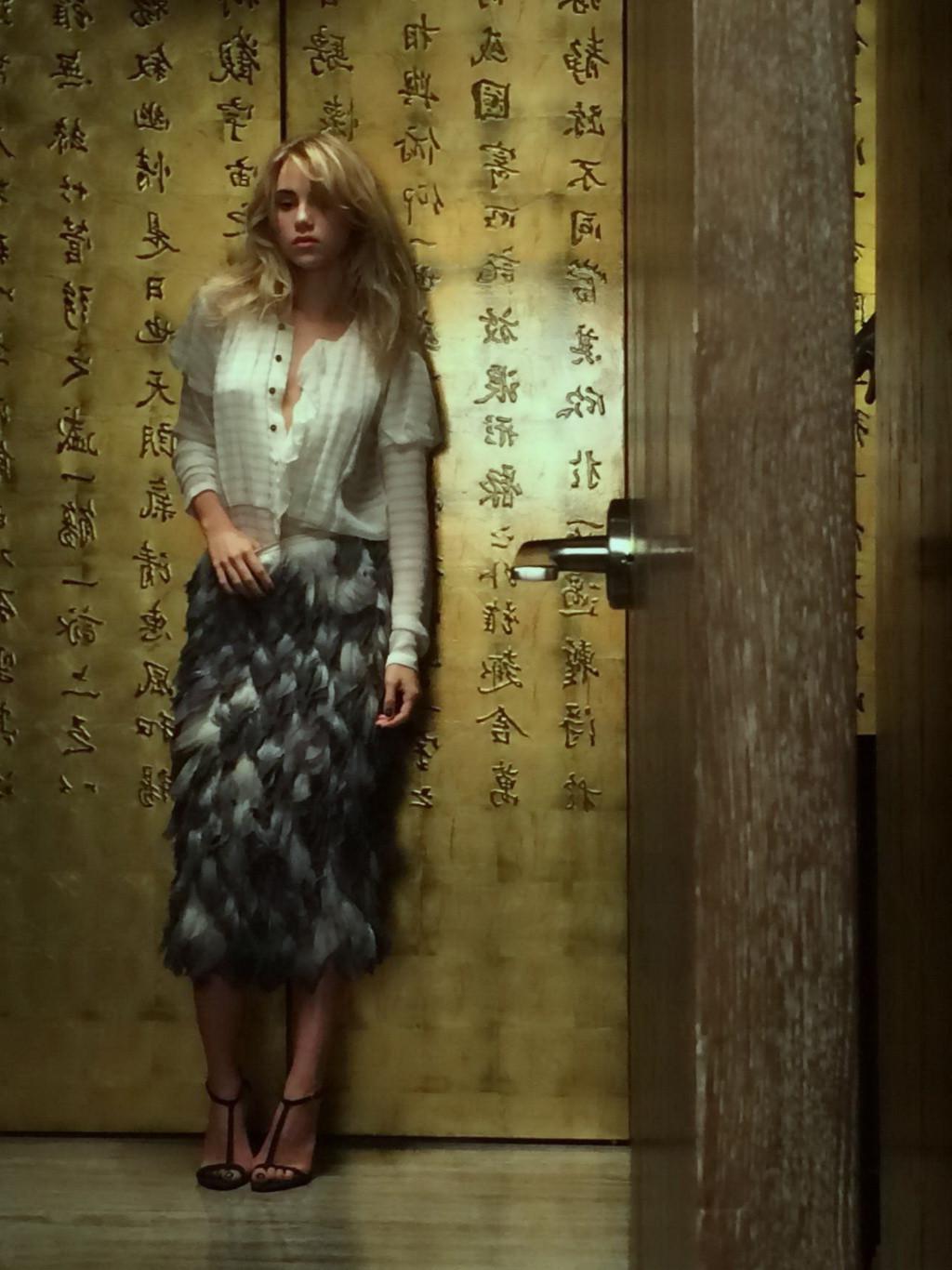 16P Suki Waterhouse see through to boobs and nipples PS