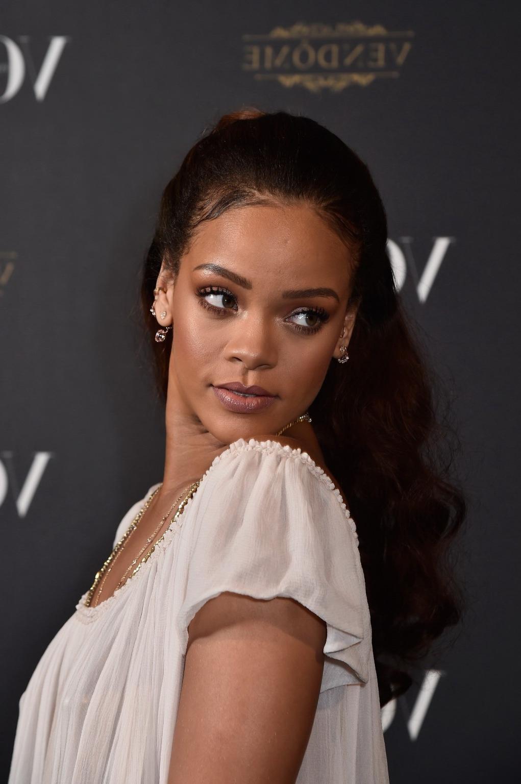 16P Rihanna see through to boobs and panties