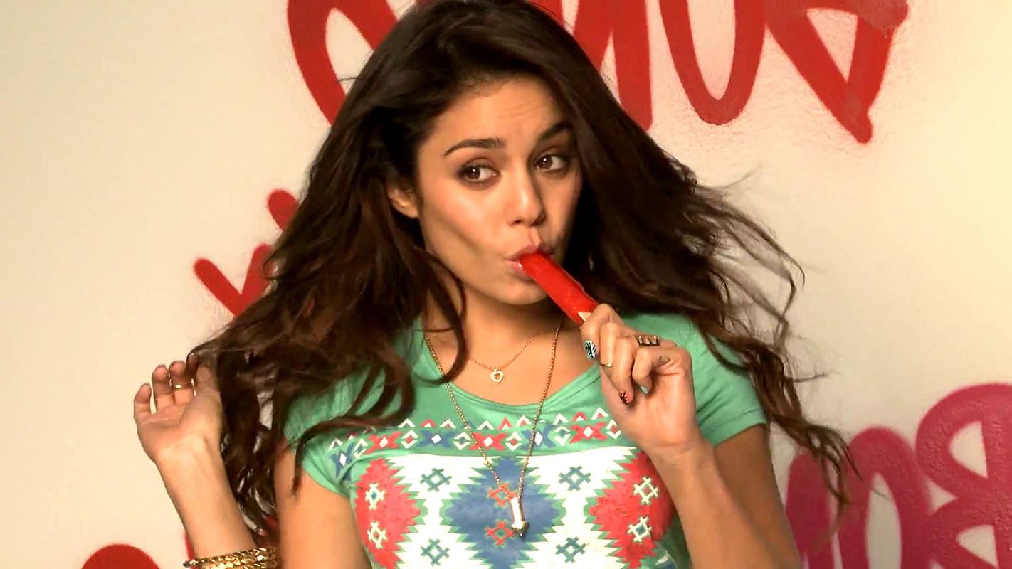 15P Vanessa Hudgens  see her nude tits and pussy in her selfie photos