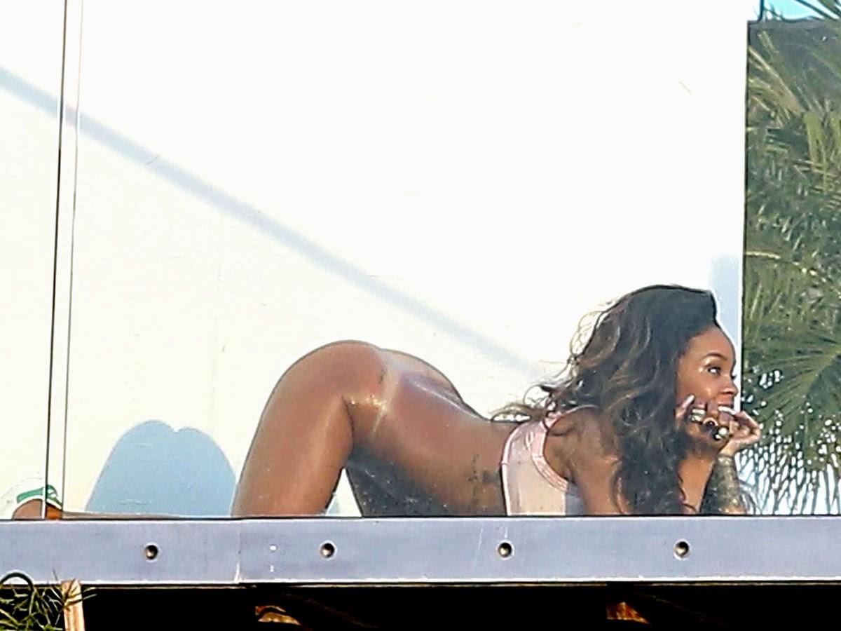 15P Rihanna  see her tits through and posing without panties