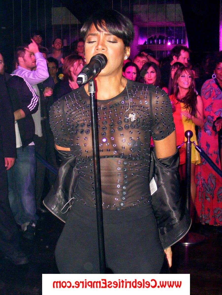20P Kelly Rowland Oops Boobs Pop Out