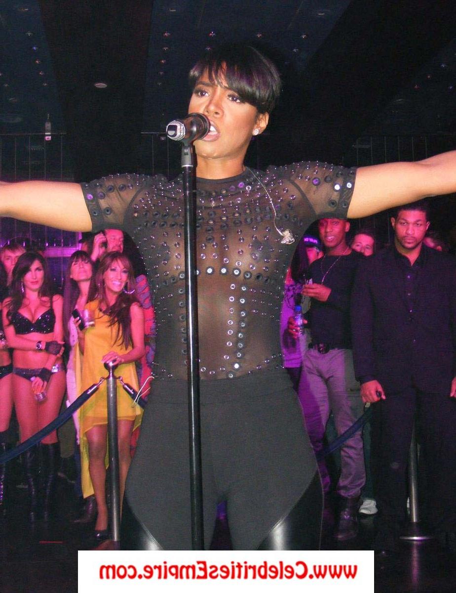 20P Kelly Rowland Oops Boobs Pop Out