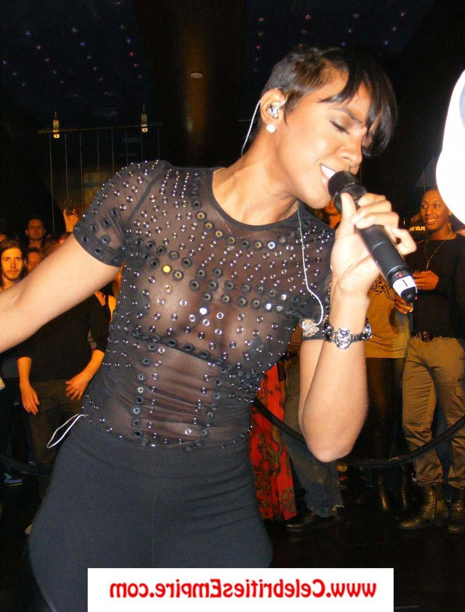 20P Kelly Rowland Oops Boobs Pop Out
