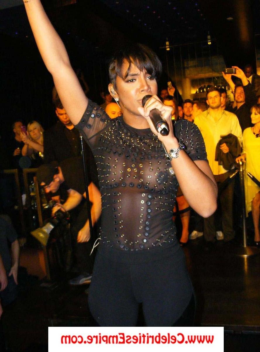 20P Kelly Rowland Oops Boobs Pop Out