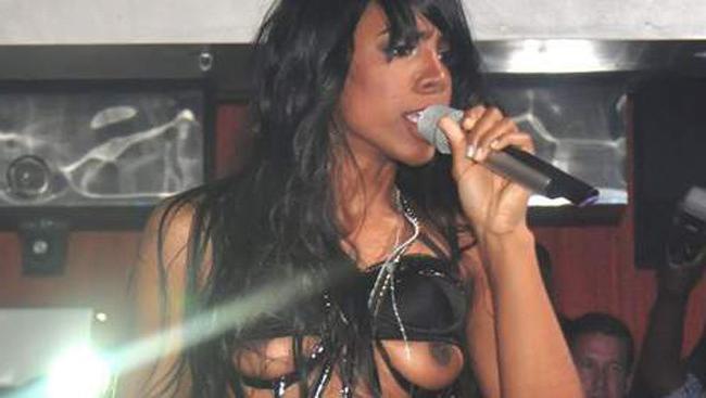 20P Kelly Rowland Oops Boobs Pop Out