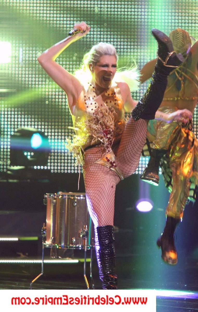 19P Kesha Oops Flashes Pussy Lips