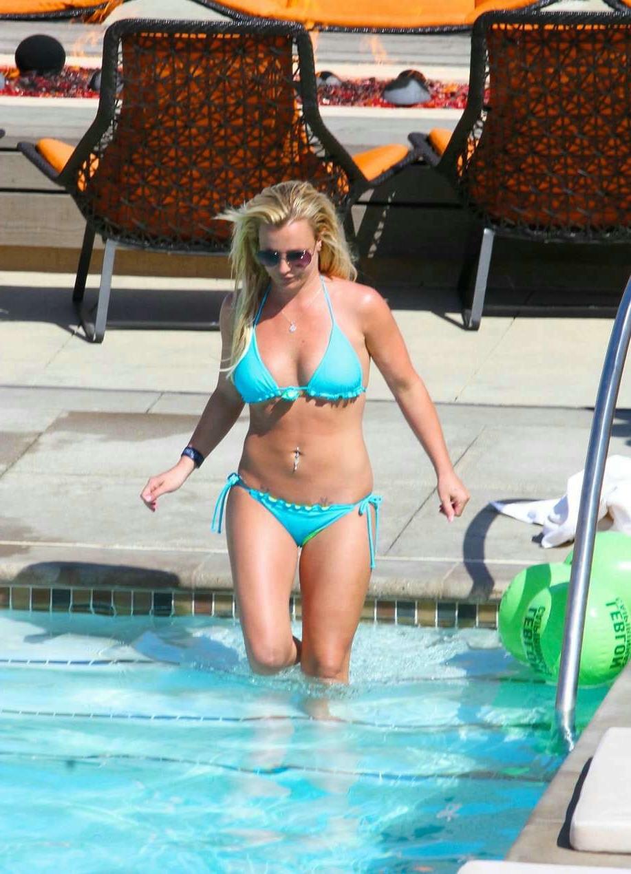 16P Britney Spears  see her perfect tits through  paparazzi shoots