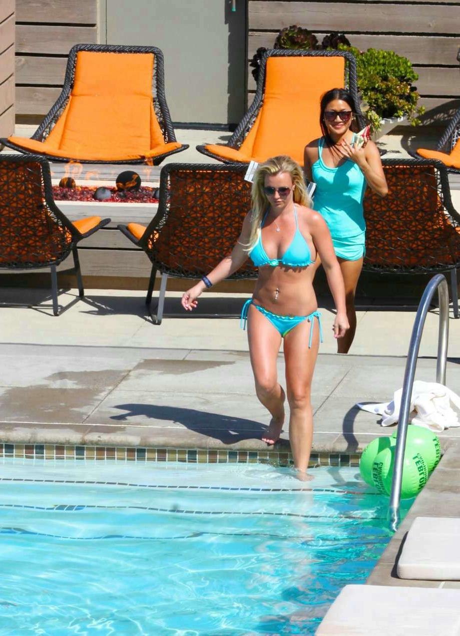 16P Britney Spears  see her perfect tits through  paparazzi shoots