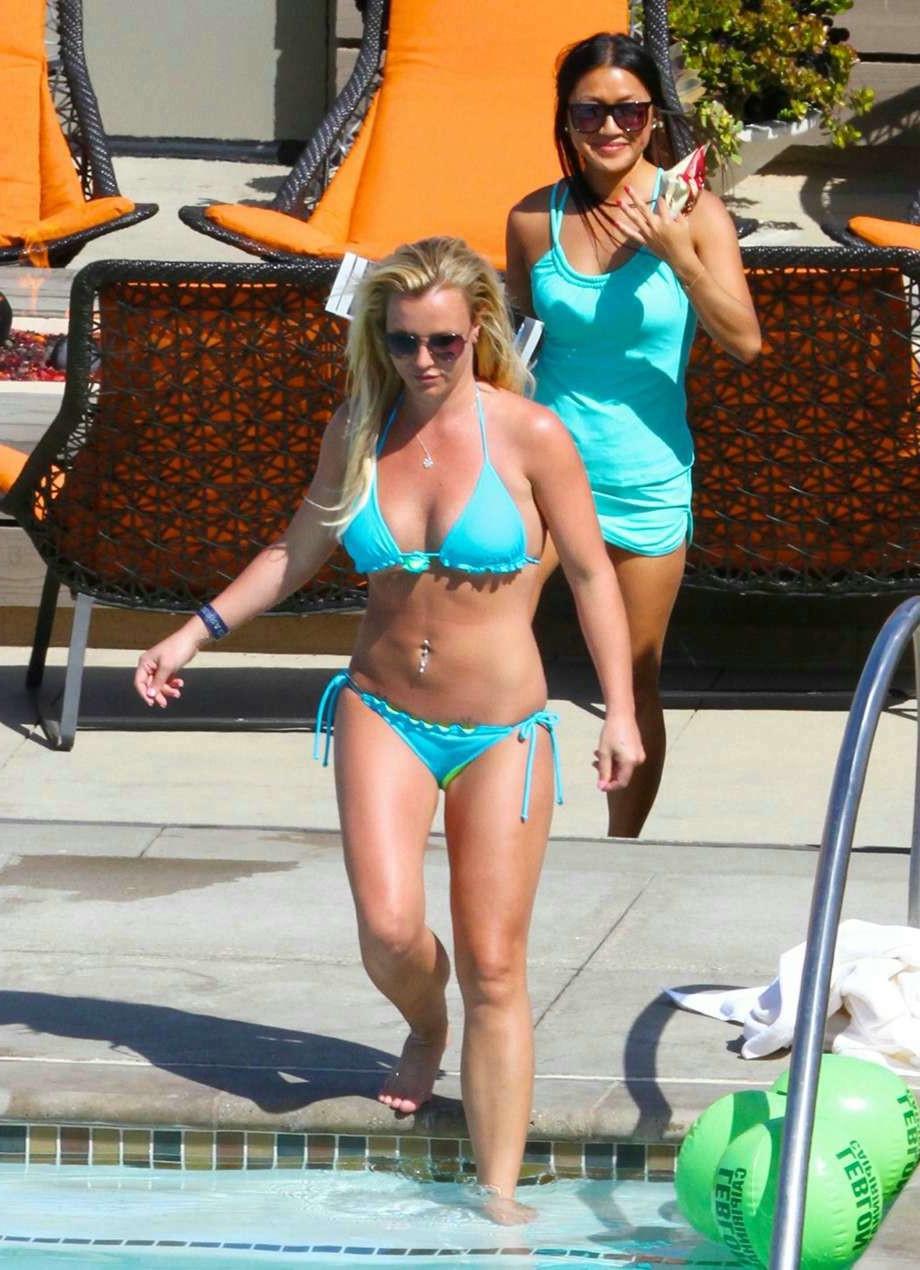 16P Britney Spears  see her perfect tits through  paparazzi shoots