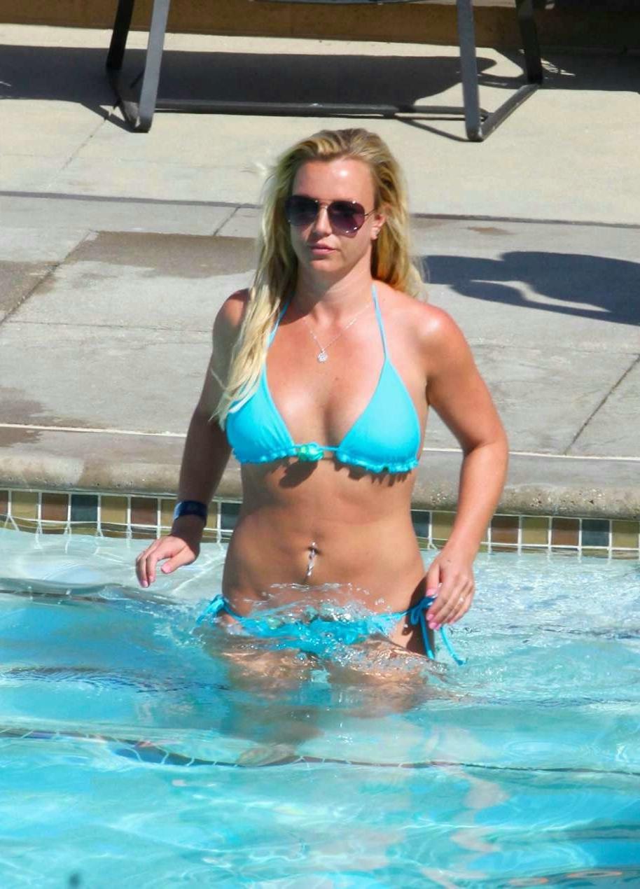 16P Britney Spears  see her perfect tits through  paparazzi shoots