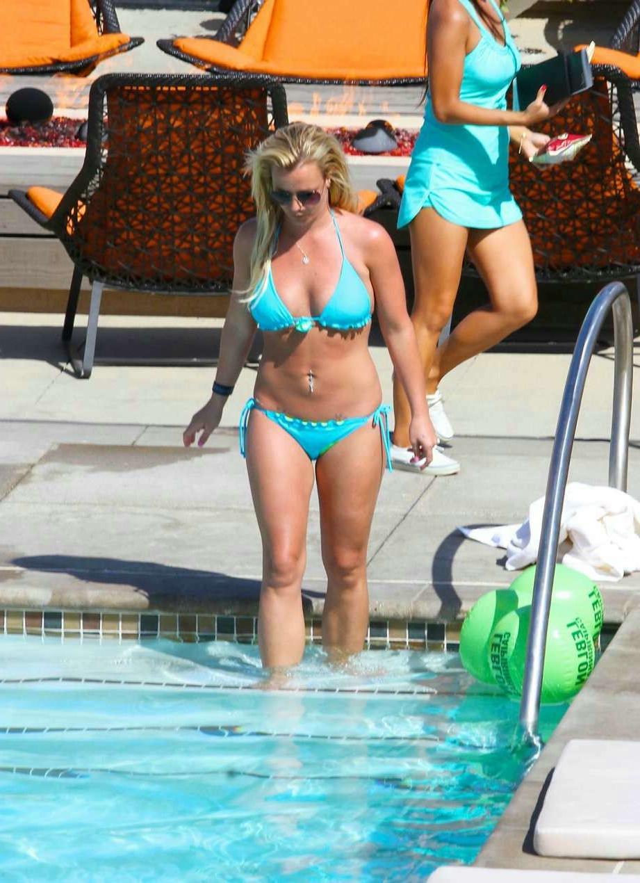 16P Britney Spears  see her perfect tits through  paparazzi shoots